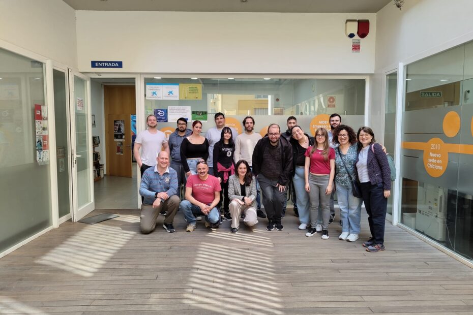 Los Docentes Italianos junto a los alumnos del PEF en el Centro de Calle Dos Aceras