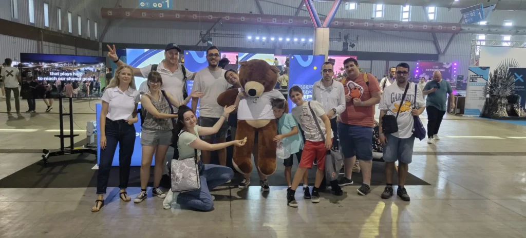 El PEF Con El Oso Ganado En El Stand De Freepik
