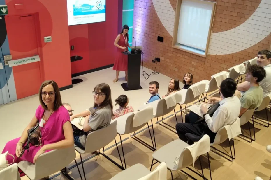 El PEF En El Google De Málaga Mirando A Cámara Auditorio