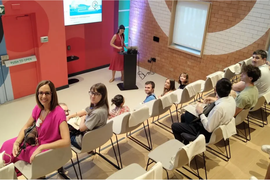 El PEF En El Google De Málaga Mirando A Cámara Auditorio