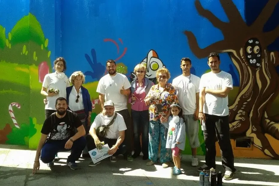 Uno de los murales por Málaga Más Bella con un Ultraman de fondo